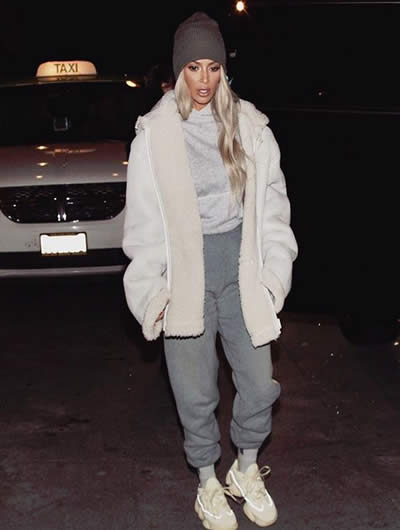 Kim Kardashian фото в кроссовках adidas yeezy 500