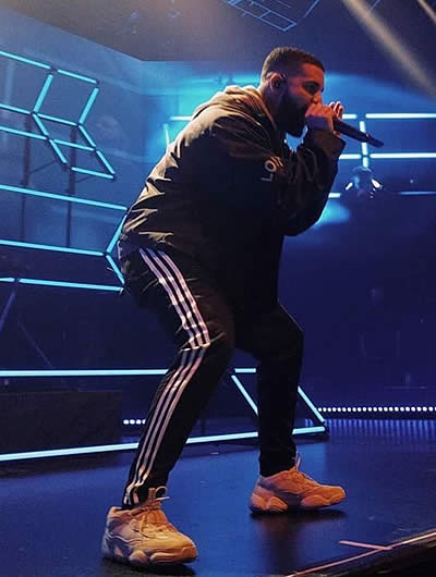 Drake фото в кроссовках adidas yeezy 500